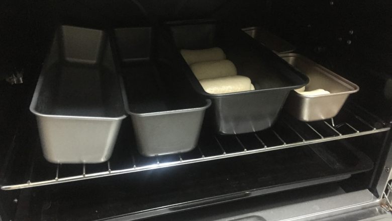 100%中种北海道餐包,模具放入烤箱中进行第二次发酵（烤箱中放热水闷着即可）1小时至模具9分满