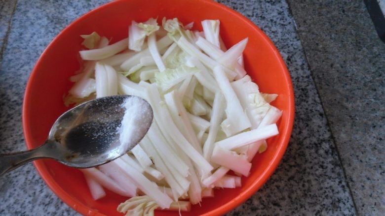 菠菜梗炒白菜条, 白菜条加少许盐腌渍10分钟，攥干水分备用 