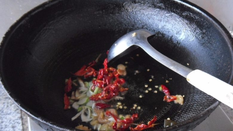 菠菜梗炒白菜条, 热油，放入葱姜、红辣椒煸炒 