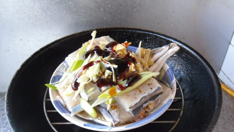 葱姜鳗鱼干, 锅烧开水，将其放入锅中 