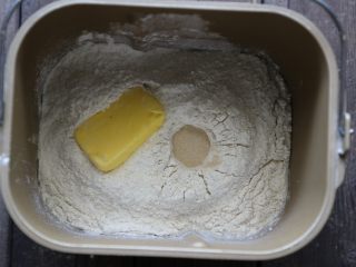 全麦软面包,.液体放面包桶底层，倒入面粉等食材，黄油了先放入一半的用量。