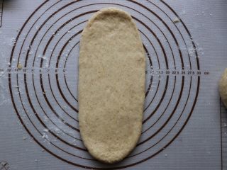 全麦软面包,擀至模具般长度的长舌状。