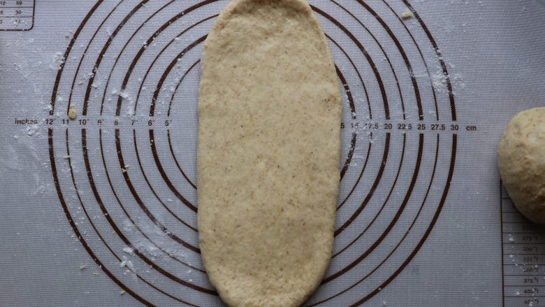 全麦软面包,擀至模具般长度的长舌状。