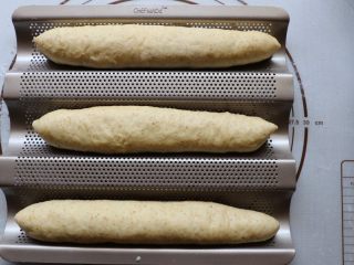 全麦软面包,放入学厨法棍面包不沾模具中……自然常温发酵25分钟