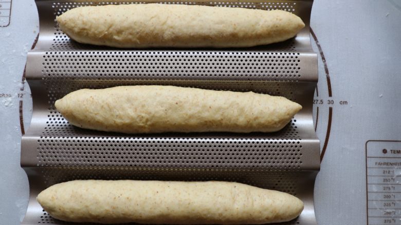 全麦软面包,放入学厨法棍面包不沾模具中……自然常温发酵25分钟