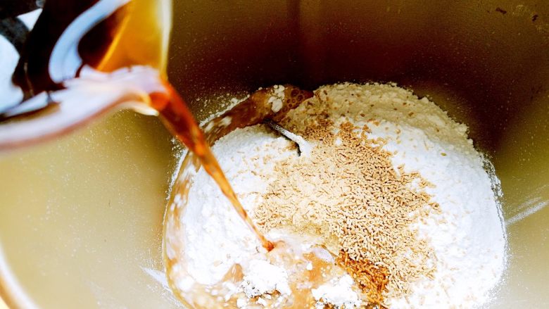 红茶巧克力夹心软欧包（冷藏一次发酵法）,用开水冲泡红茶，凉后加入面粉中。