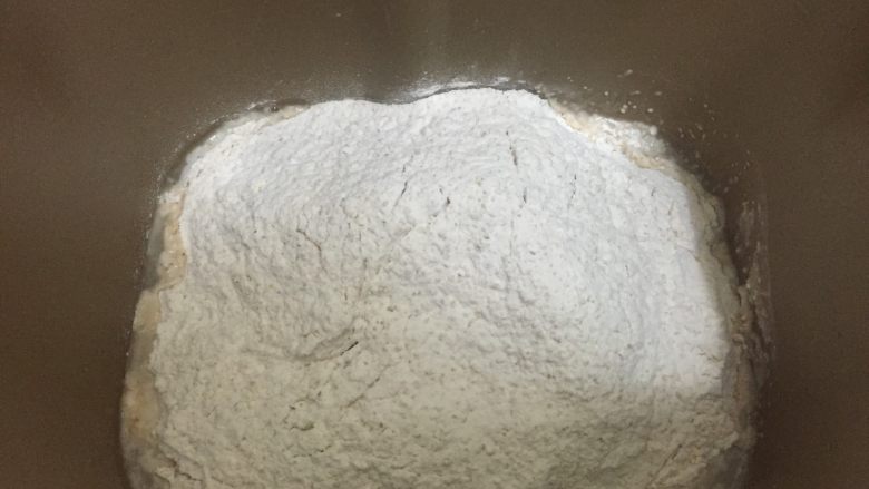 全麦核桃土司 中种法,水加入酵母，静置2分钟后倒入面包桶中，再放入全麦面包粉（我用的是良润全麦面包粉）