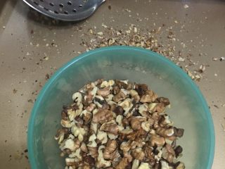 全麦核桃土司 中种法,入预热好的烤箱中180度，烤8分钟
之后用大的漏勺，筛掉核桃的皮和一些非常细碎的渣