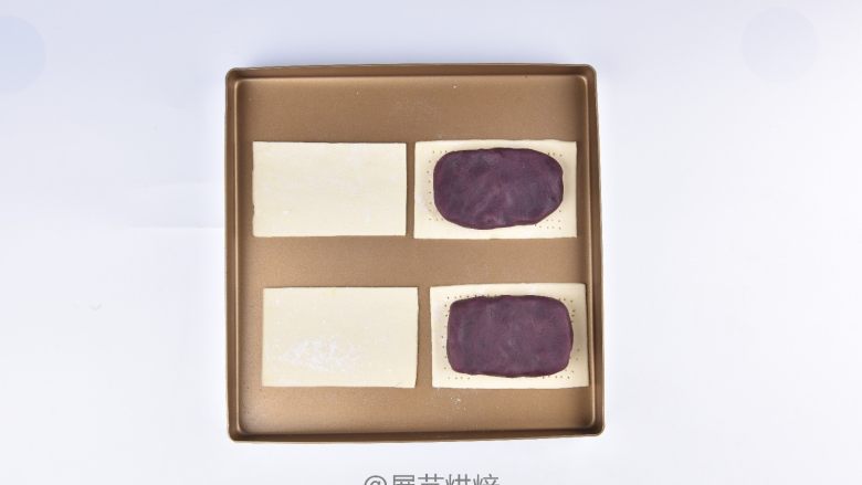 紫薯丹麦酥,将60克的紫薯馅搓成长方形块状放在戳了洞的的酥皮上