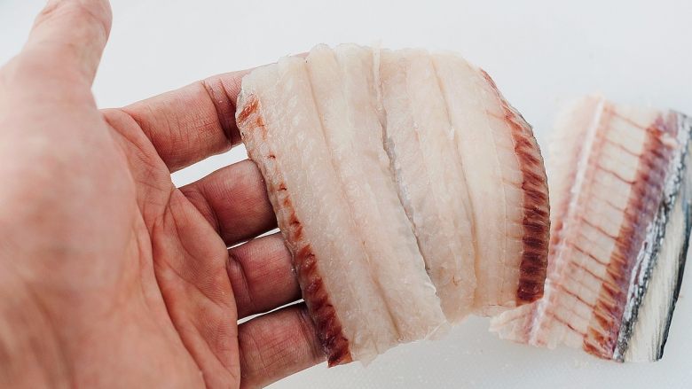 香煎无刺带鱼,最后用手捏几遍鱼肉，剔除残余的鱼刺。