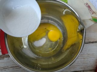 芙纽多,鸡蛋打在盆内，加入糖。