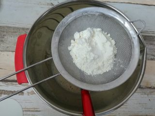 芙纽多,低筋粉和盐混合筛入蛋液内。