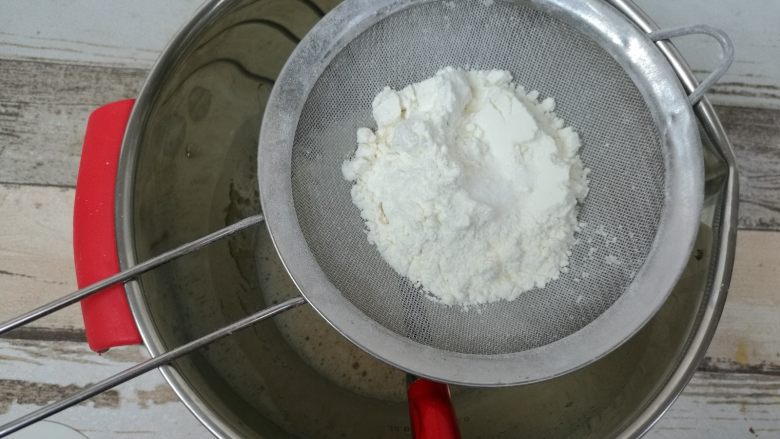 芙纽多,低筋粉和盐混合筛入蛋液内。