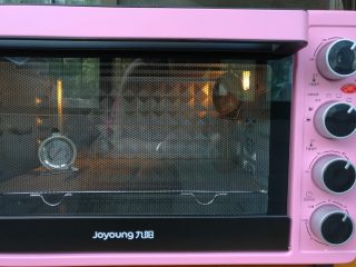 芙纽多,九阳粉嫩烤箱上下火180度预热10分钟。