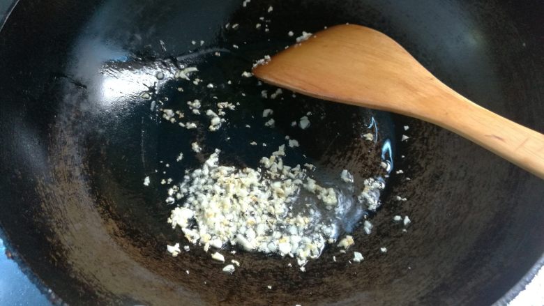 蒜香剁椒藕片,炒锅烧热，放入适量油，下入蒜末煸炒出香味。