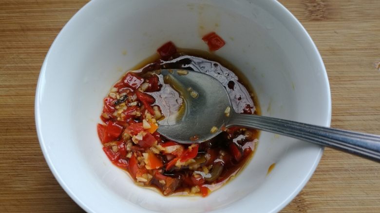 蒜香剁椒藕片,炒香后倒入调好的料汁内，搅拌均匀。