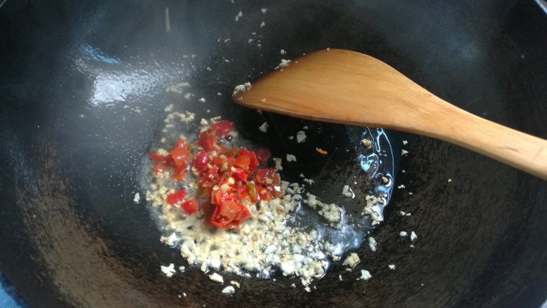 蒜香剁椒藕片,加入剁椒继续煸炒。