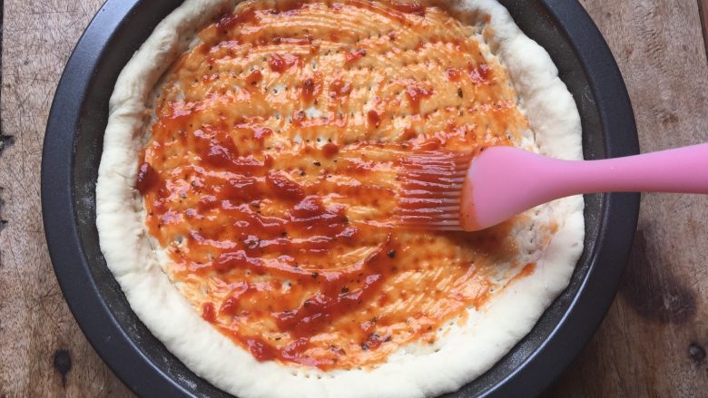 双酱培根披萨,刷一层披萨酱；