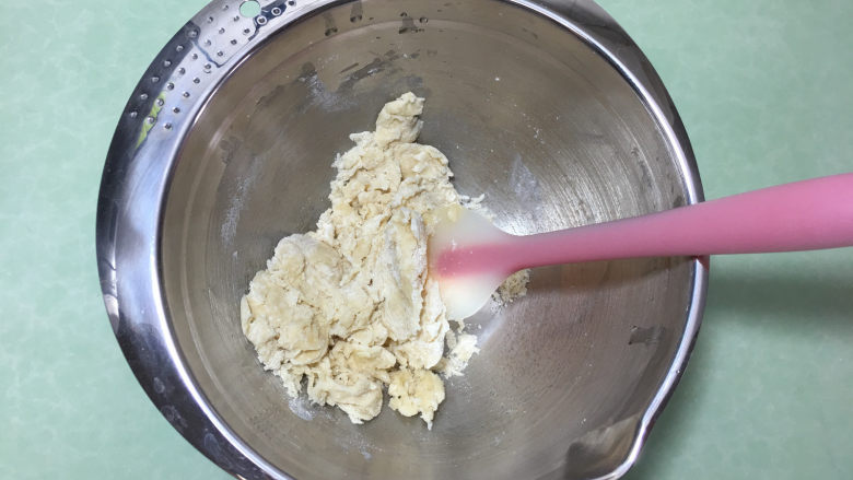 苏打棉花糖夹心饼干,用硅胶刀搅拌至无干粉。