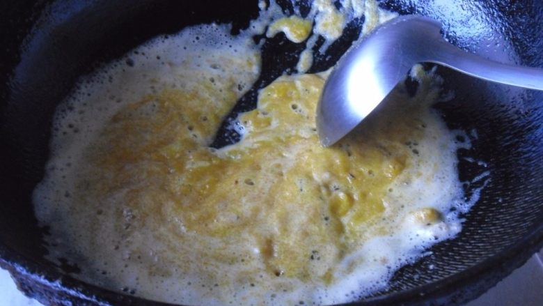 蛋黄焗地瓜,小火慢慢翻炒 