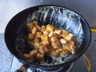 蛋黄焗地瓜, 快速翻勺炒匀、即可关火 