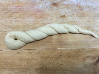 全麦老式面包 中种法,左手按住交叉处，右手将面条尾端扭转几圈收紧