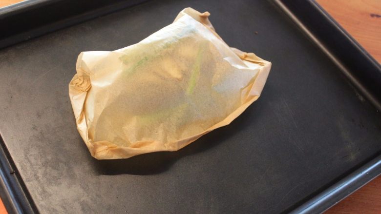 橙汁纸包鱼,全部包好成一个密封的纸包。边缘收口要确实折好。