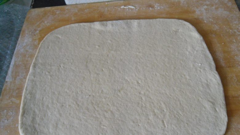 抹茶豆渣馒头, 把白色的面团擀成大饼
