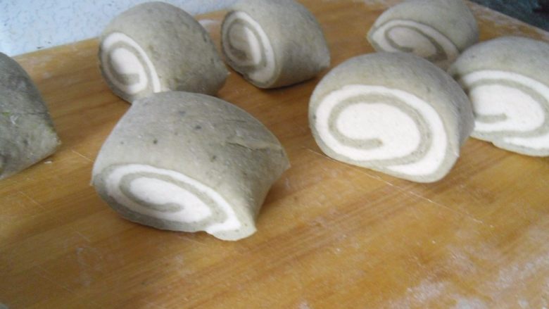 抹茶豆渣馒头,也可以把白色的面团放在上面，卷起、切段也可以 
