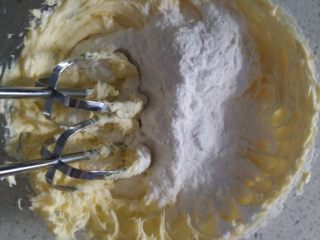 奥利奥磅蛋糕,糖粉分两次加入到黄油中，混合均匀
