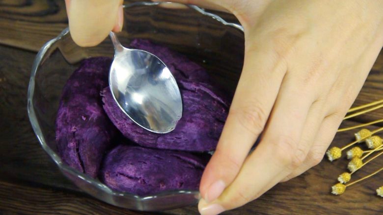 蜂蜜紫薯苦瓜圈，逆袭营养美食榜！,将紫薯发放到容器中捣成泥状。