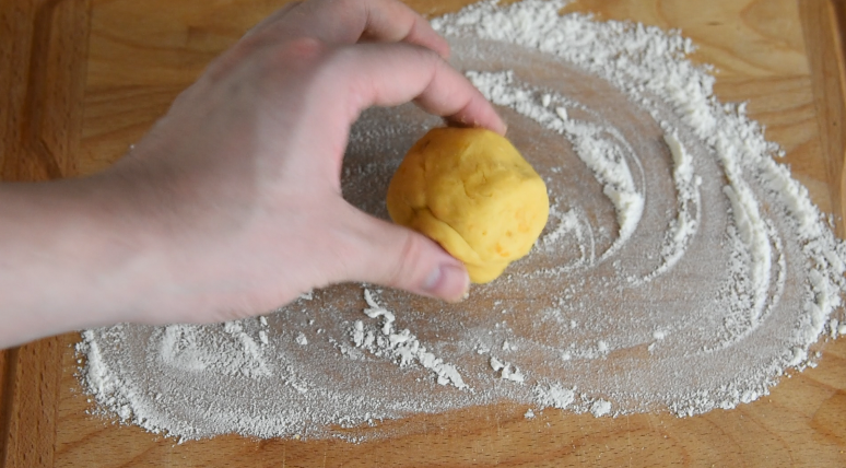 大厨手把手教你做红薯饼，美味零食新做法！,面板上撒上少许面粉，取一块面团压成面皮