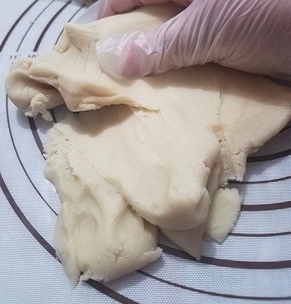 桃山皮月饼,先把桃山皮倒出来，用手简直的揉搓一下，但是不要揉面的方法揉，搓衣服的方法往外推。