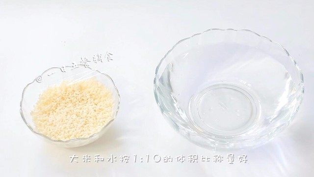 菠菜蛋黄十倍粥,大米和水按1:10的体积比称量好。可以用挖米的量杯，挖0.5杯米配5杯水，熬出来的粥就是10倍粥。