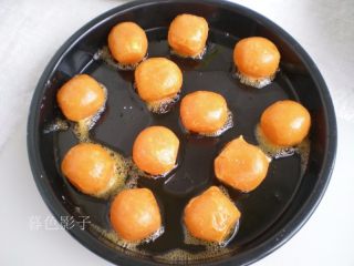 广式蛋黄月饼,放烤箱里160度烤8分钟直接烤的就可以。