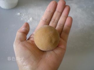 广式蛋黄月饼,手中放点干面粉，双手合十轻轻的团几圈，面皮就会均匀了