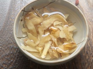 滋阴润燥的沙参玉竹苹果猪骨汤,玉竹也用水浸泡一段时间，防止有些药材含硫磺；