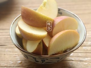 滋阴润燥的沙参玉竹苹果猪骨汤,苹果洗净去籽切块。（如果待用时间长，则需要放到水里，防止氧化变黄）