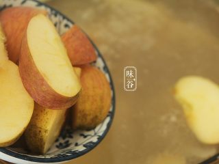 滋阴润燥的沙参玉竹苹果猪骨汤,1个小时后放入切好的苹果继续煲半小时；