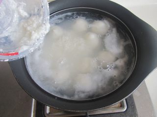 桂花豆沙莲子米酒汤圆,煮到汤圆全部浮起来后加入米酒；