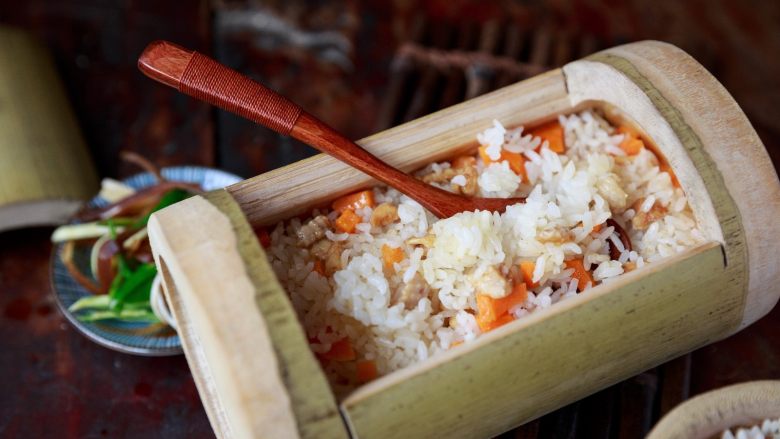 竹筒鸡肉米饭,与米饭搭配的食材可以任选，要你喜欢的那些就好。建议蔬菜与肉类用油煎炒，或用油拌匀腌渍后再来蒸米饭。