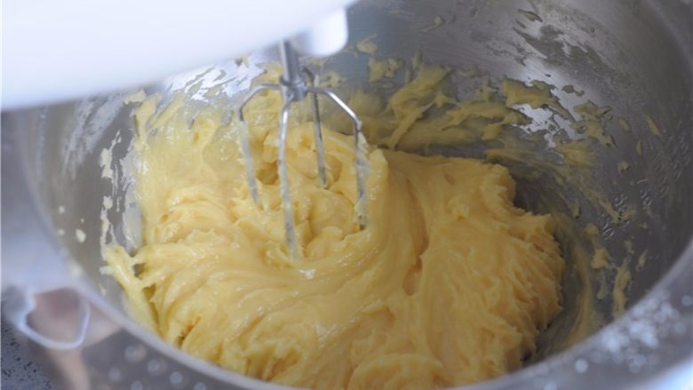 #不一样的泡芙#卡士达酱泡芙,蛋液充分混合后，再将剩余蛋液的三分之一加入里面，用同样的方法搅拌，防止面糊变冷，所以需要用大力气搅拌。