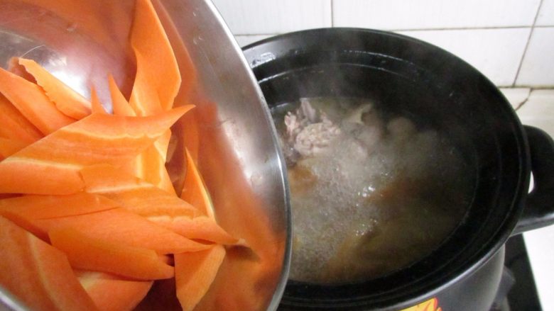 滋补砂锅猴菇鸡汤,倒入胡萝卜片继续炖15分钟。