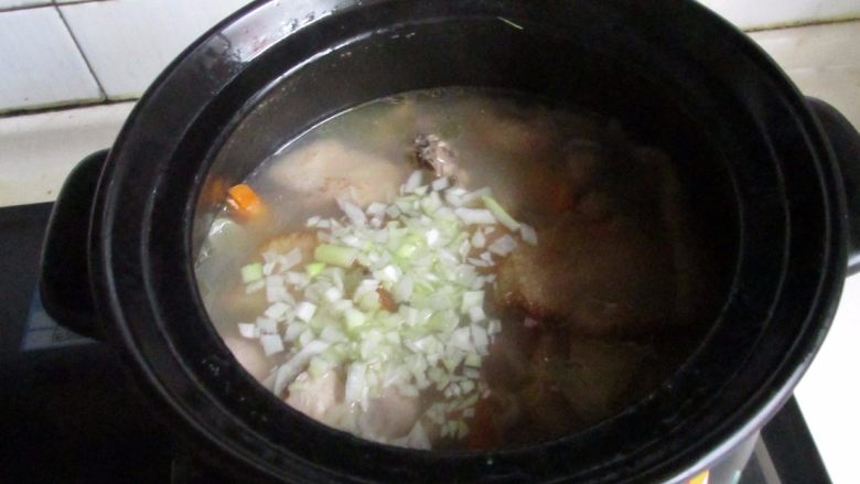 滋补砂锅猴菇鸡汤,加入胡椒粉，盐，葱末调味即可。