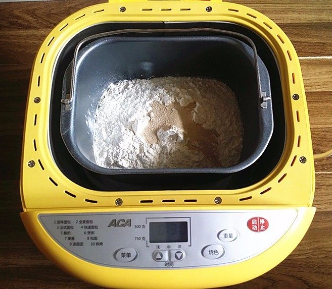 南瓜酸奶亚麻籽油面包（无盐配方）,除食盐、亚麻籽油外的其它食材放入面包机后启动和面程序