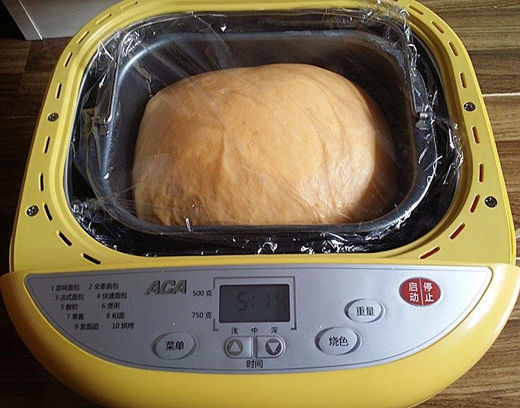 南瓜酸奶亚麻籽油面包（无盐配方）,将面团搓圆后发酵至2.5倍大取出排气