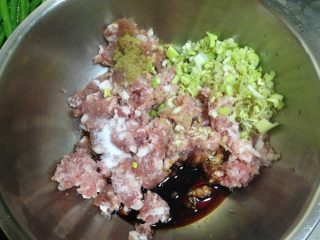 豆角猪肉饺,
猪肉馅里加入葱、姜碎，盐、生抽、五香粉、白胡椒粉