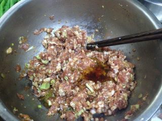 豆角猪肉饺,搅匀至调料吸收后加入葱油拌匀