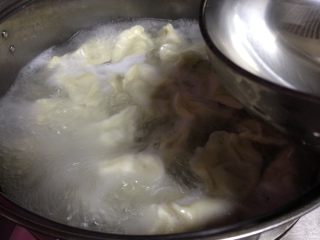 豆角猪肉饺,开锅后点入半碗冷水，一共要三次