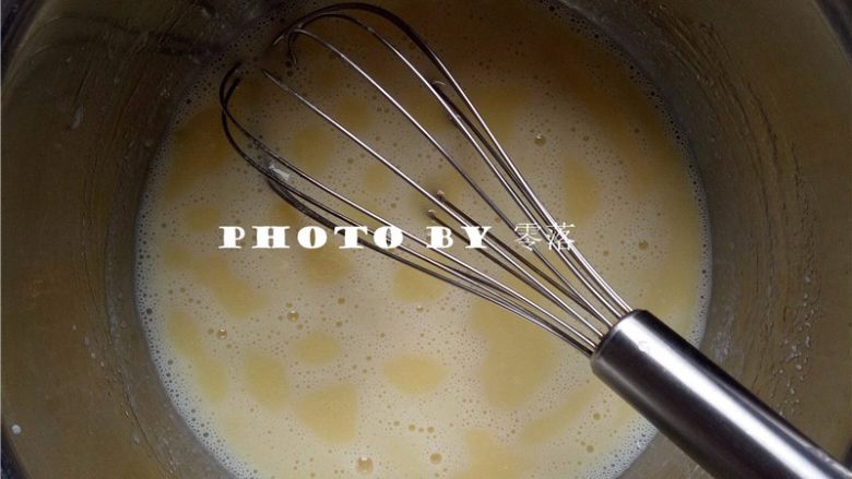 抹茶冰皮月饼,用手动打蛋器搅拌均匀；